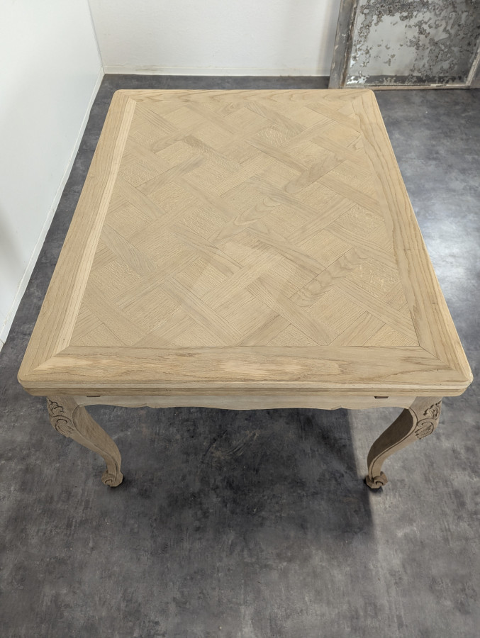 Table de style Louis XV en chêne décapé avec allonges