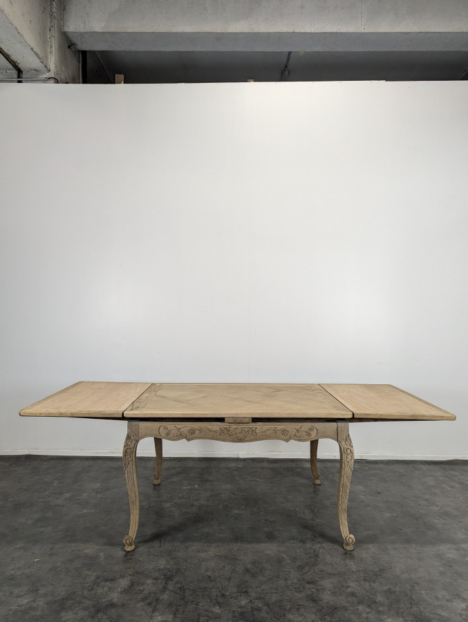 Table de style Louis XV en chêne décapé avec allonges