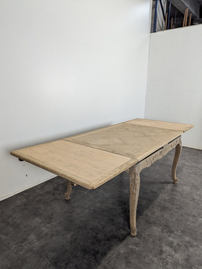 Table de style Louis XV en chêne décapé avec allonges