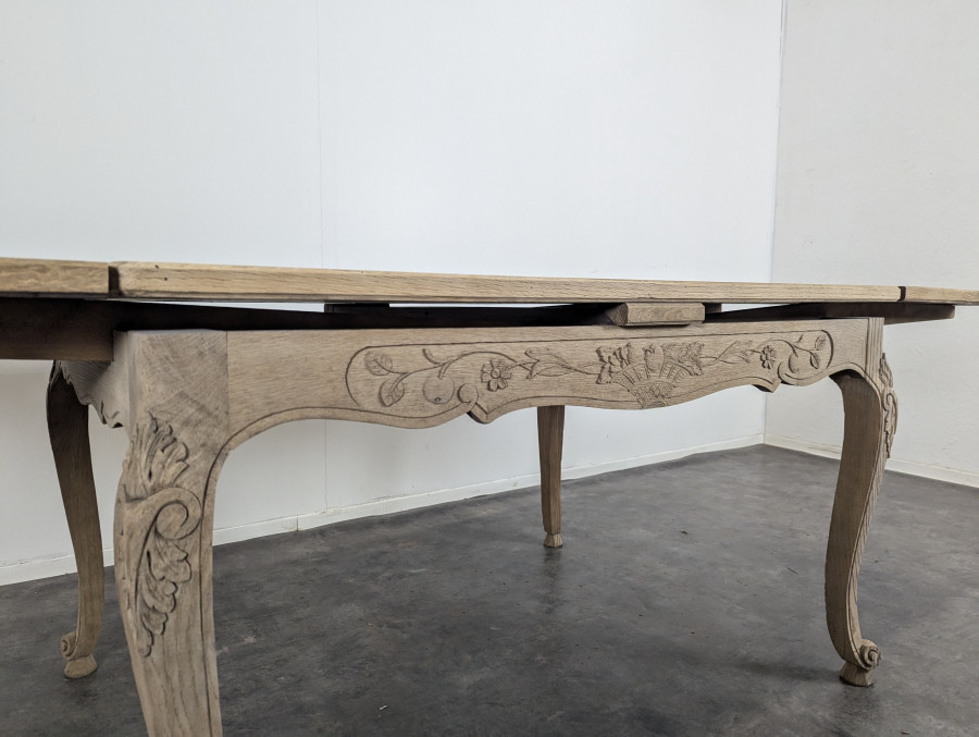 Table de style Louis XV en chêne décapé avec allonges