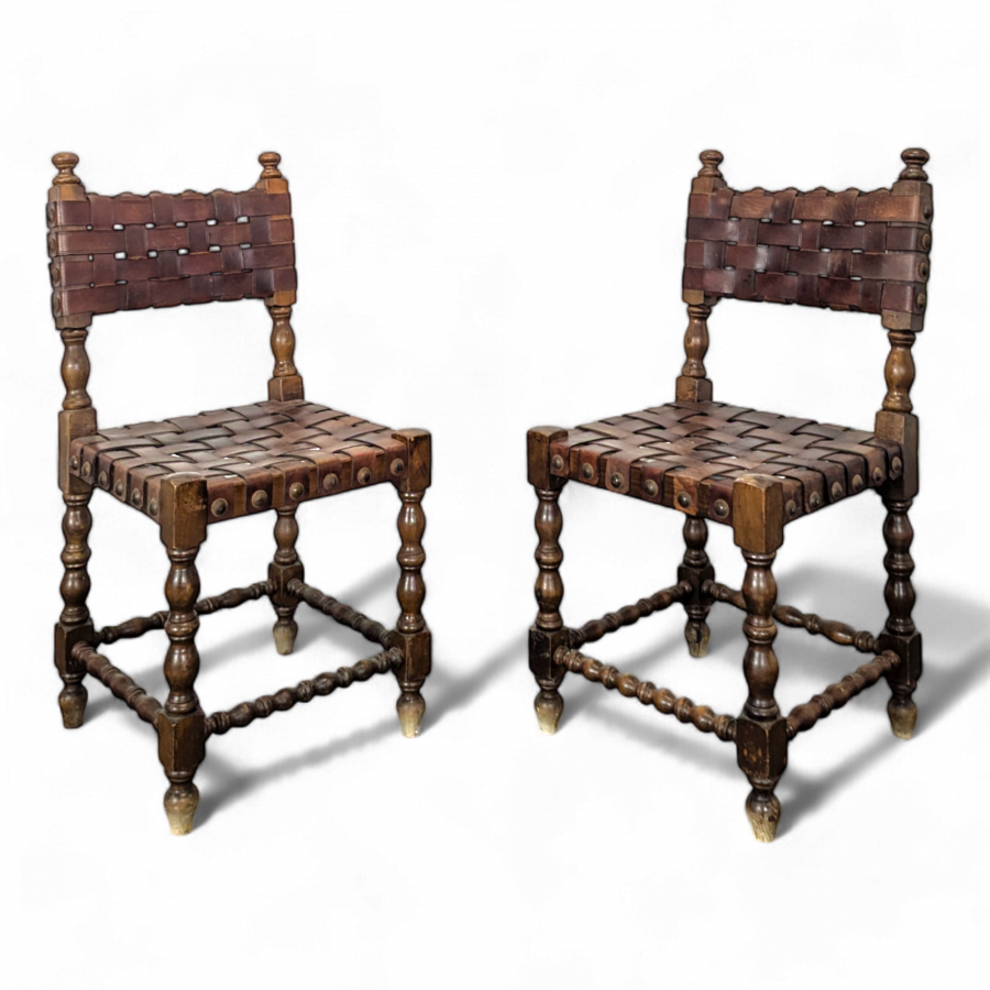 Paire de chaises style Espoagnole en sangles de cuir