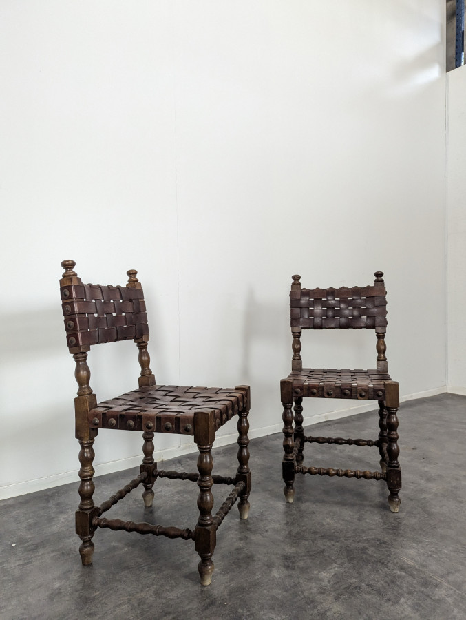 Paire de chaises style Espoagnole en sangles de cuir
