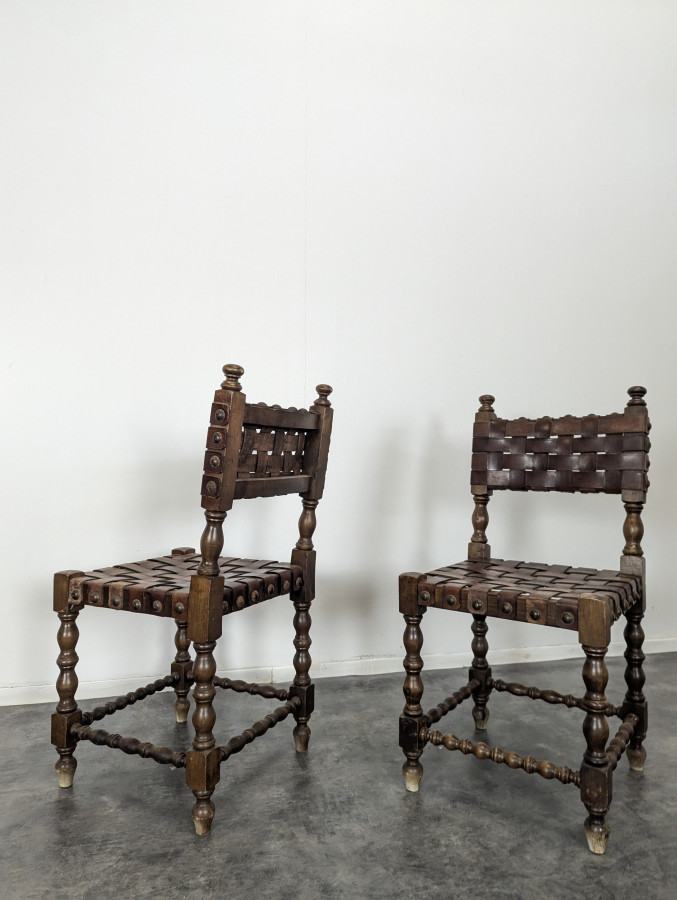 Paire de chaises style Espoagnole en sangles de cuir