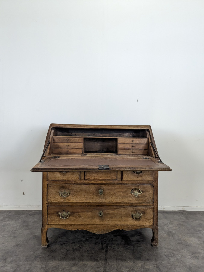Bureau à pente du XVIII ème en noyer massif à tiroir secret