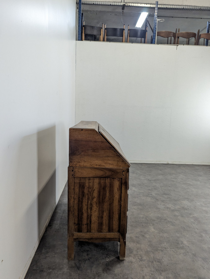 Bureau à pente du XVIII ème en noyer massif à tiroir secret