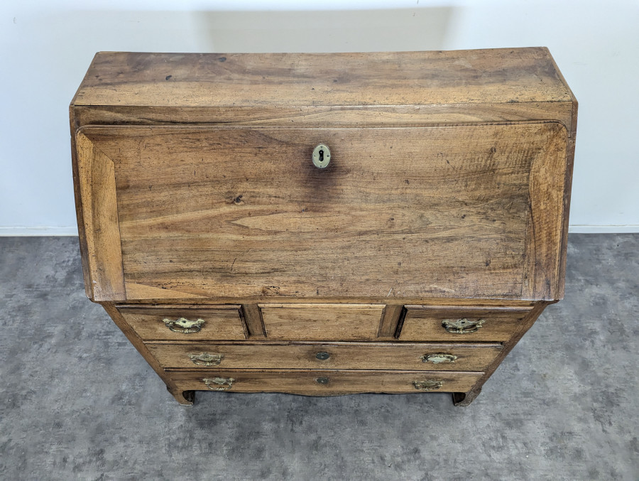 Bureau à pente du XVIII ème en noyer massif à tiroir secret