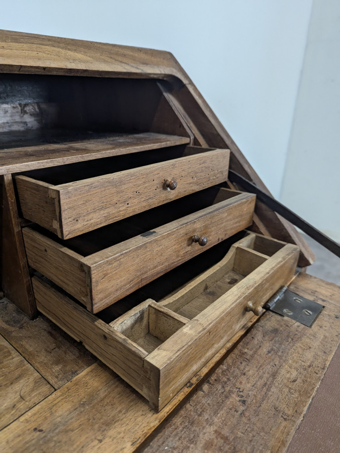 Bureau à pente du XVIII ème en noyer massif à tiroir secret