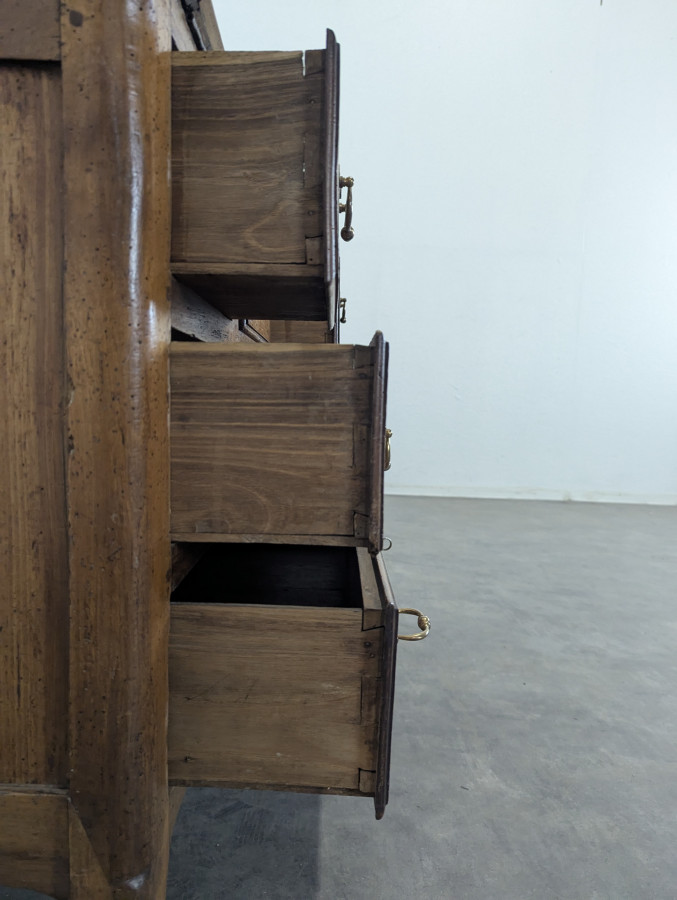 Bureau à pente du XVIII ème en noyer massif à tiroir secret