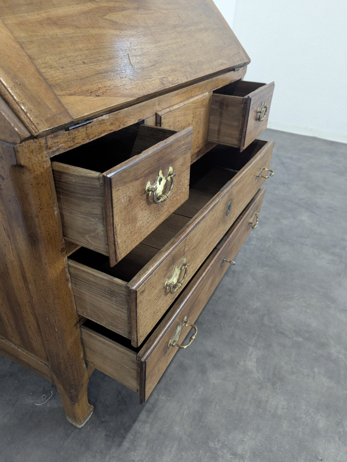 Bureau à pente du XVIII ème en noyer massif à tiroir secret