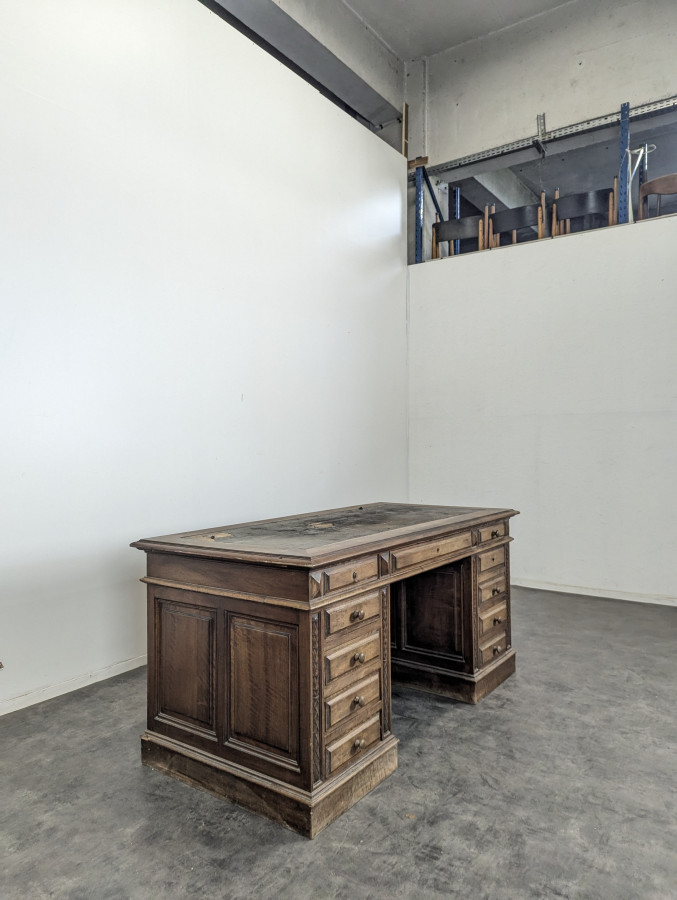 Bureau à caisson en noyer massif XIX ème
