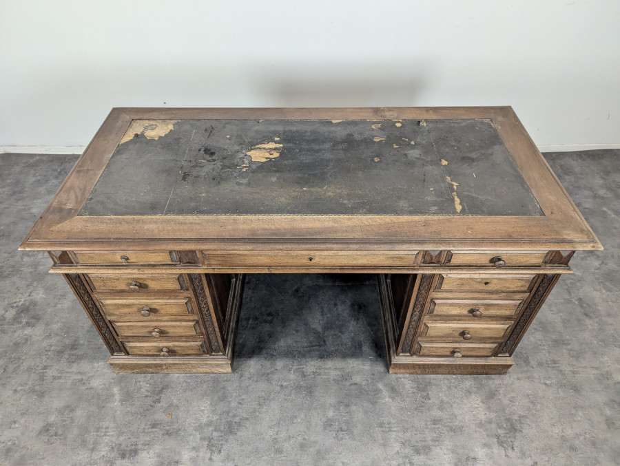 Bureau à caisson en noyer massif XIX ème