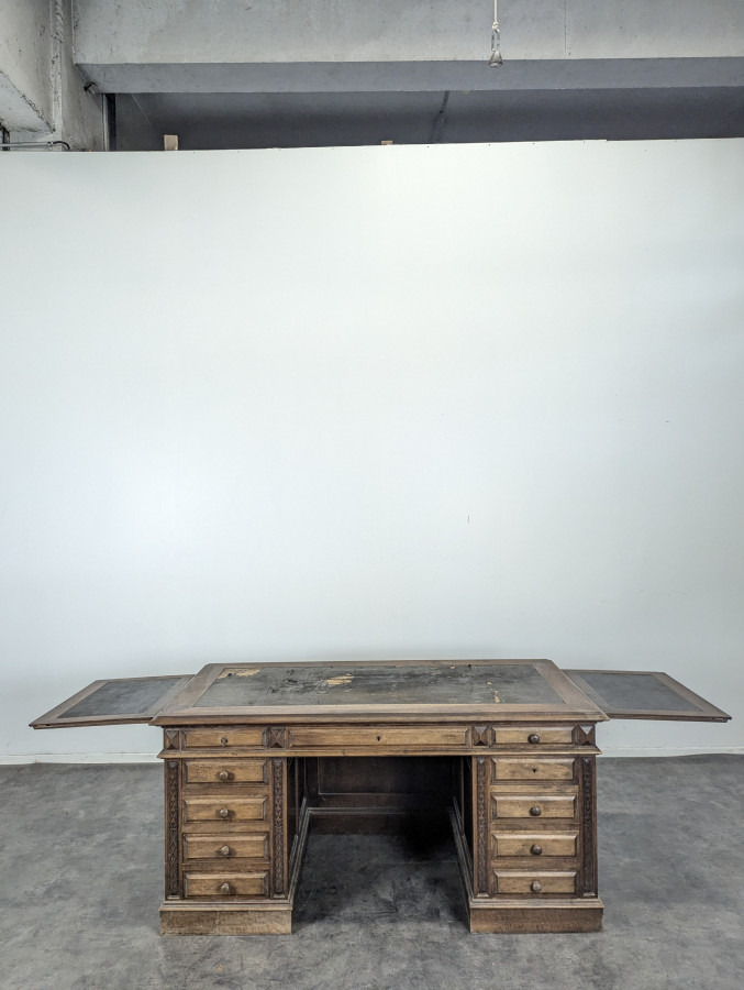 Bureau à caisson en noyer massif XIX ème