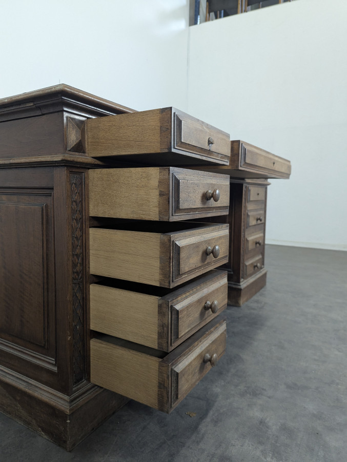Bureau à caisson en noyer massif XIX ème