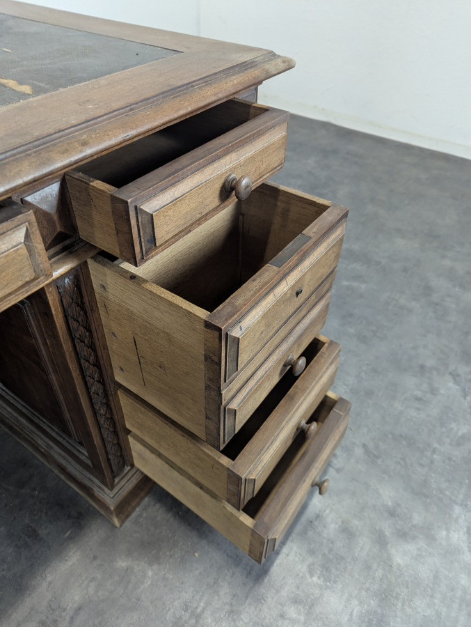 Bureau à caisson en noyer massif XIX ème