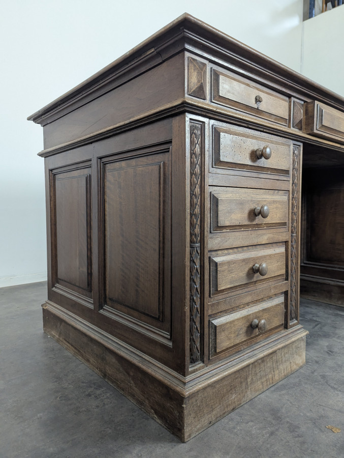 Bureau à caisson en noyer massif XIX ème