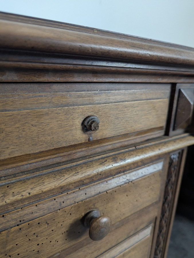 Bureau à caisson en noyer massif XIX ème