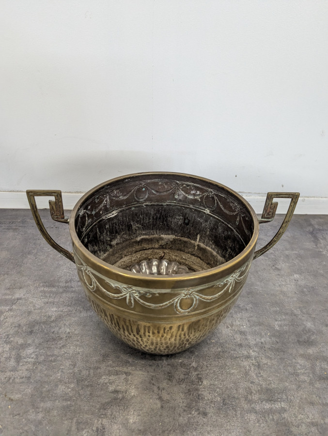 Cache pot en cuivre martelé