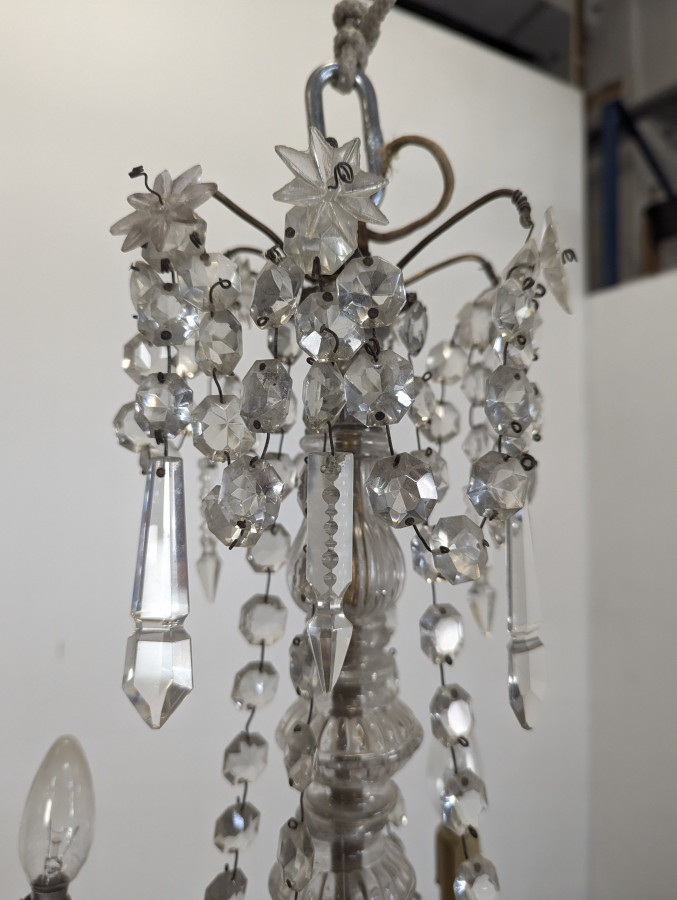 Lustre à pampilles en cristal monture bronze et fût à balustre