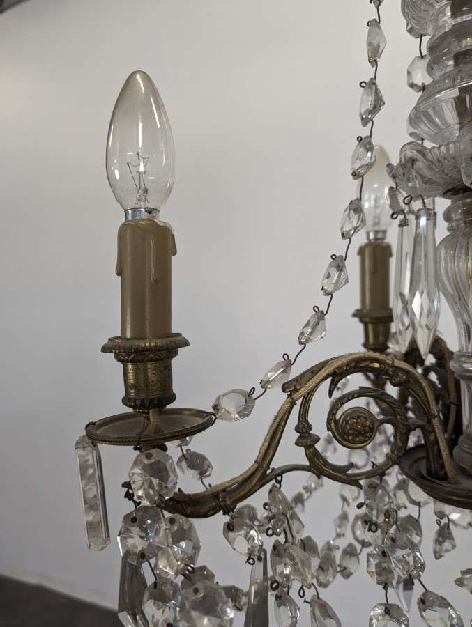 Lustre à pampilles en cristal monture bronze et fût à balustre