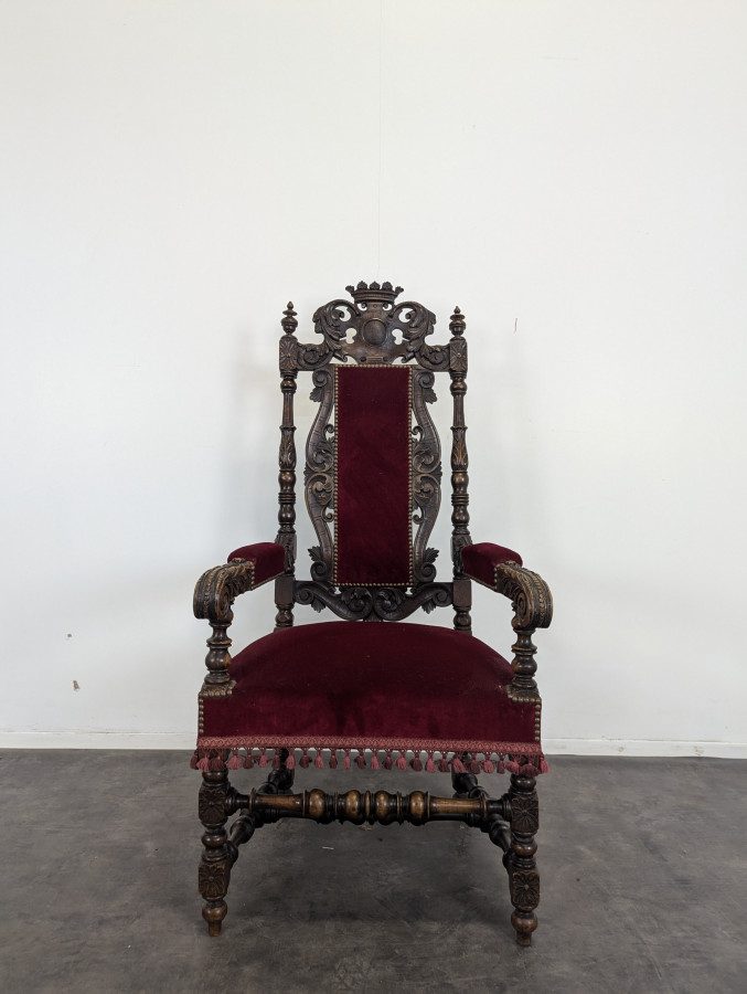 Fauteuil de style Renaissance à décor de couronne Ducale