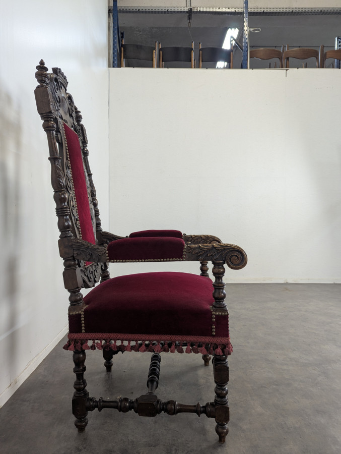 Fauteuil de style Renaissance à décor de couronne Ducale