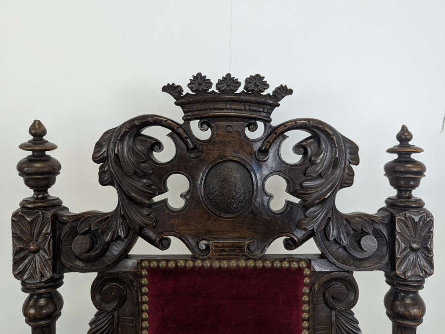 Fauteuil de style Renaissance à décor de couronne Ducale