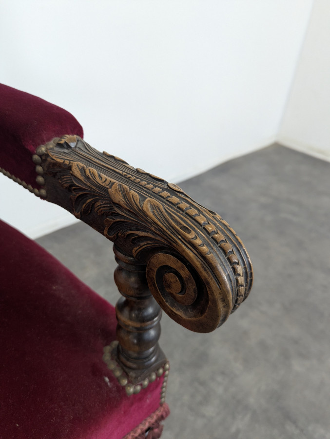 Fauteuil de style Renaissance à décor de couronne Ducale