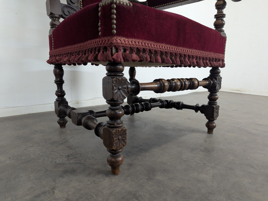 Fauteuil de style Renaissance à décor de couronne Ducale
