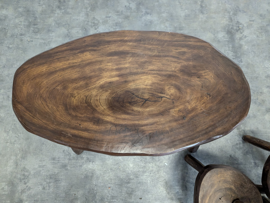 Table basse et tabourets brutalistes