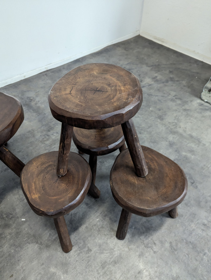 Table basse et tabourets brutalistes