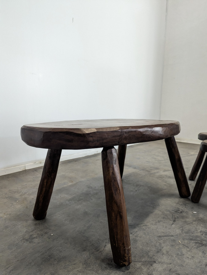 Table basse et tabourets brutalistes