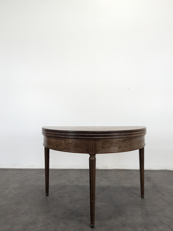 Table demi lune ou table à jeu en Acajou moucheté