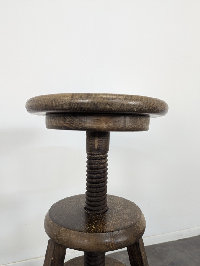 Tabouret brutaliste réglable