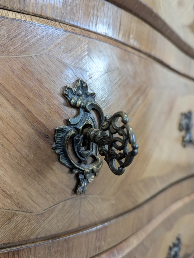 Commode de style Louis XV en marqueterie