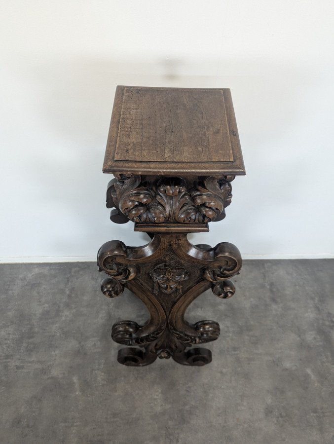 Sellette de style Renaissance en Noyer