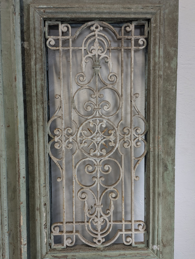Double porte ancienne avec Grille
