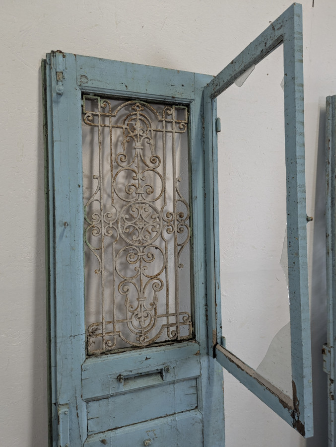 Double porte ancienne avec Grille