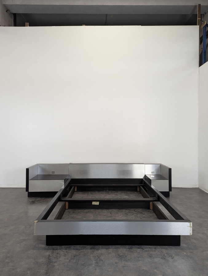 Lit et chevet en alluminium brossé Roche Bobois Camora Nova