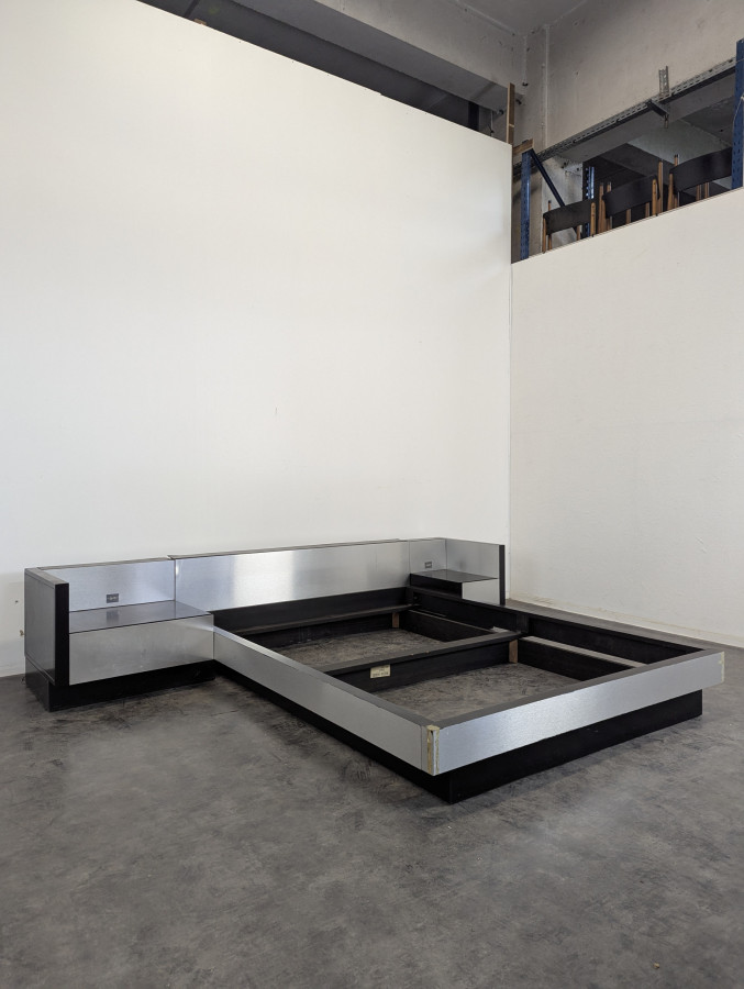 Lit et chevet en alluminium brossé Roche Bobois Camora Nova