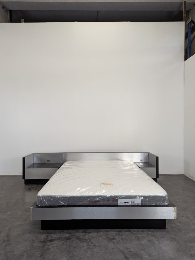 Lit et chevet en alluminium brossé Roche Bobois Camora Nova