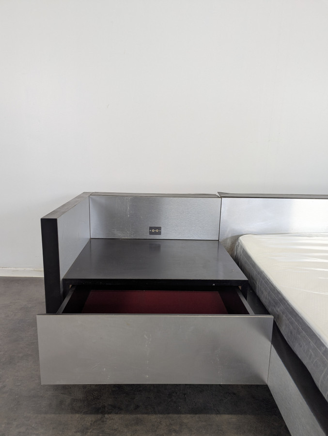 Lit et chevet en alluminium brossé Roche Bobois Camora Nova