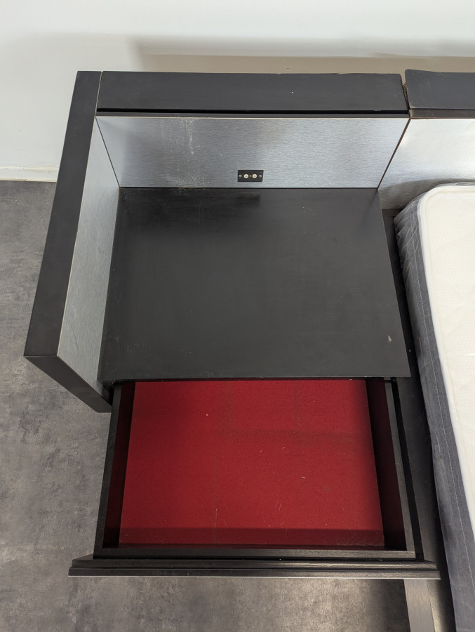 Lit et chevet en alluminium brossé Roche Bobois Camora Nova