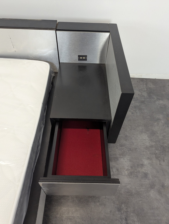 Lit et chevet en alluminium brossé Roche Bobois Camora Nova