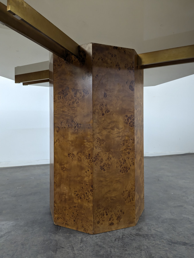 Table octogonale en loupe d'orme et Laiton DLG Mahey