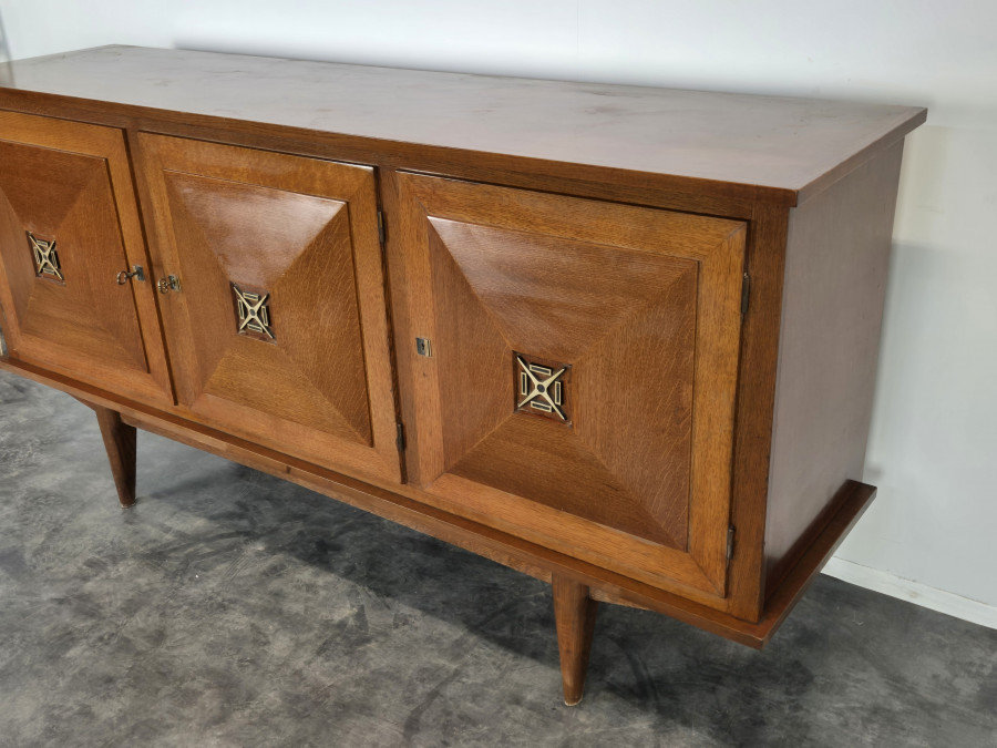 Buffet brutaliste en chêne