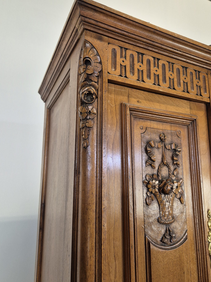 Buffet de style Louis XVI en noyer