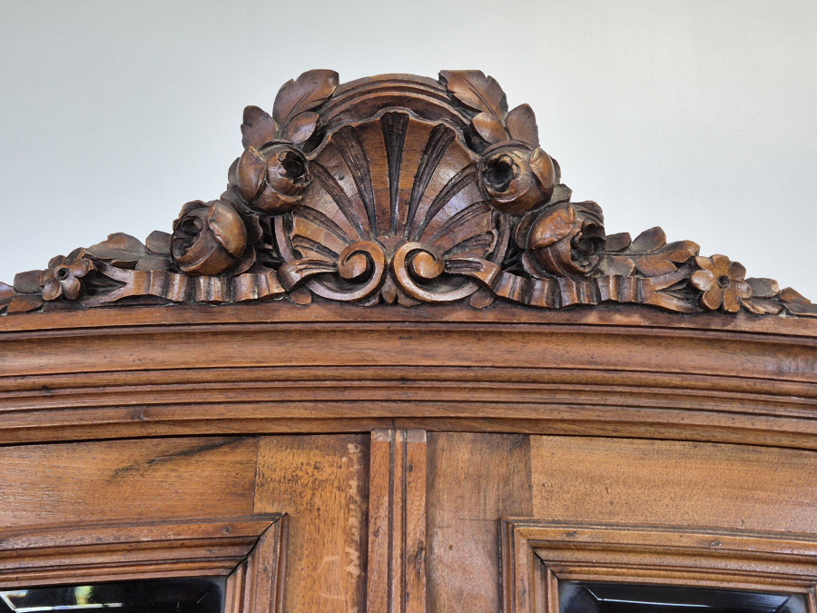 Buffet de style Louis XVI en noyer