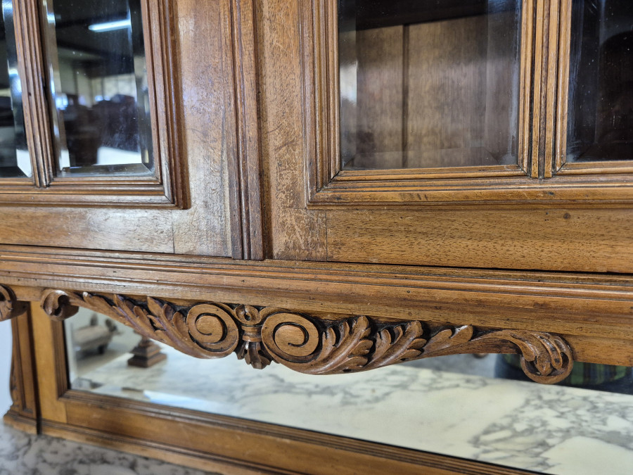 Buffet de style Louis XVI en noyer