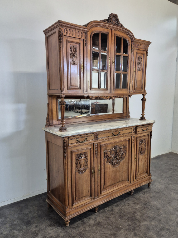 Buffet de style Louis XVI en noyer