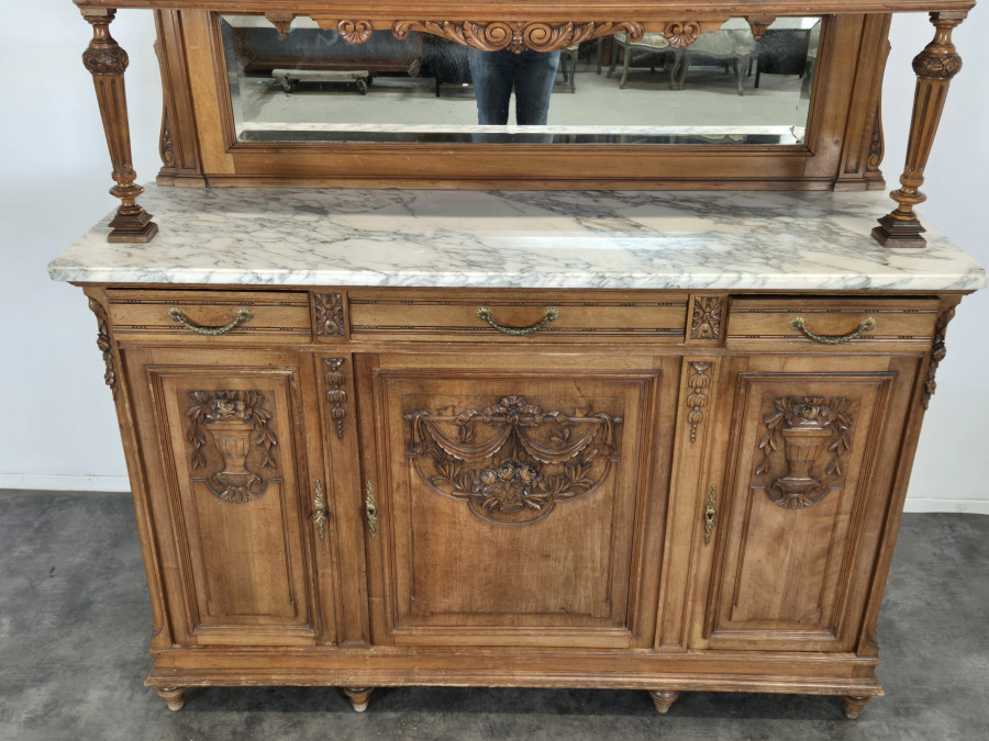 Buffet de style Louis XVI en noyer